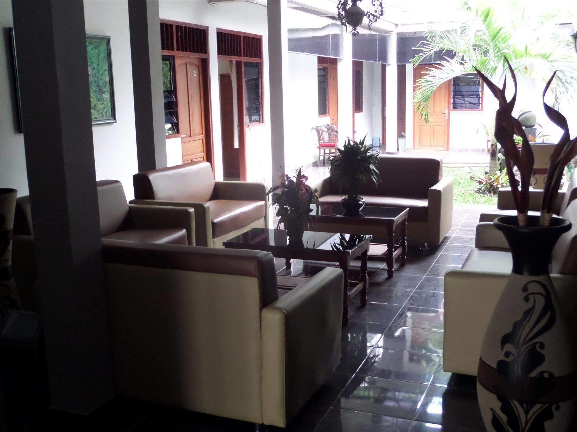 Hotel Oyo 198 Emdi House Seturan Yogyakarta Exterior foto